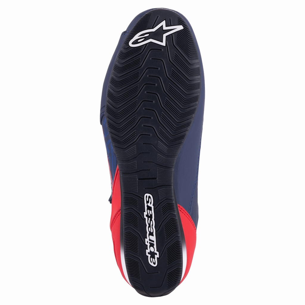 Alpinestars Austin Riding Shoe, Night Navy och Bright Red, vy underifrån som visar svart gummiyttersula med mönstrat vågigt grepp och vit Alpinestars-logotyp