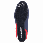 Alpinestars Austin Riding Shoe, Night Navy och Bright Red, vy underifrån som visar svart gummiyttersula med mönstrat vågigt grepp och vit Alpinestars-logotyp