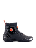 Alpinestars SP-2 körskor, sportiga motorcykelskor, svarta med Red Fluo-detaljer, sidovy med BOA-snabbstängningssystem, perforerade mikrofiberpaneler för luftflöde, vit Alpinestars-logotyp på hälen och en stilren modern design med matt och glansig finish