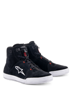 Alpinestars Chrome Shoes, motorcykelskor, svarta och Cool Gray med Red Fluo-detaljer, hög modell, ovandel i splitmocka med vit gummisula, vit logotyp på sidan och elastisk snabbstängning, avslappnad urban streetwear-stil