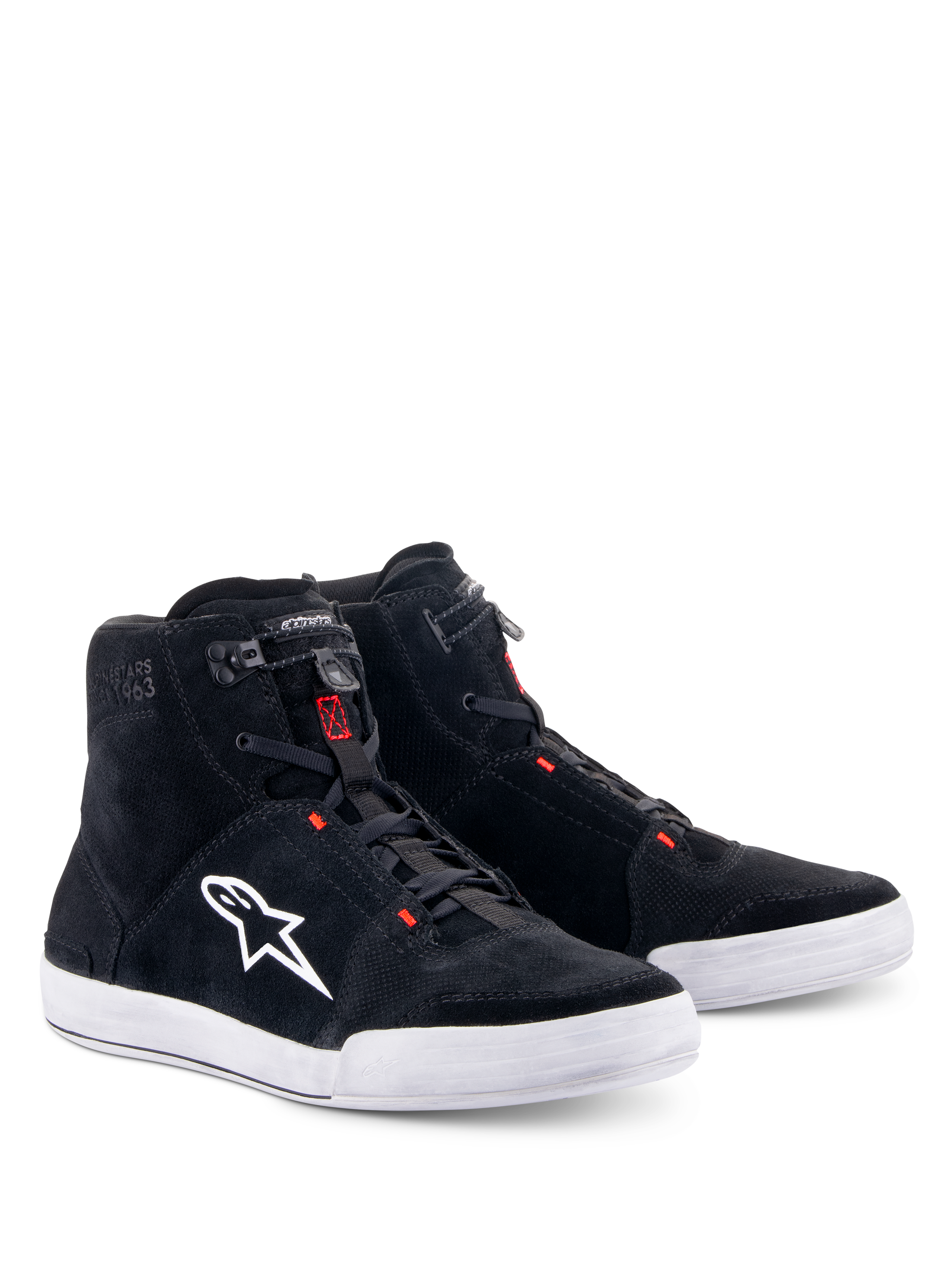 Alpinestars Chrome Shoes, motorcykelskor, svarta och Cool Gray med Red Fluo-detaljer, hög modell, ovandel i splitmocka med vit gummisula, vit logotyp på sidan och elastisk snabbstängning, avslappnad urban streetwear-stil