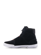 Alpinestars Chrome Shoes, motorcykelskor, svarta och Cool Gray med röd fluo, sidoprofilvy med konstruktion i splitmocka och vit gummisula, avslappnad sneakersiluett för urban körning