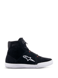 Alpinestars Chrome Shoes, urbana MC-skor, svarta och vita med detaljer i röd fluo, sidoprofil med konstruktion i splitmocka, stor vit A-star-logotyp, vit gummisula, avslappnad sneaker-inspirerad silhuett för MC-pendling