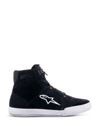Alpinestars Chrome Shoes, urbana MC-skor, svarta och vita med detaljer i röd fluo, sidoprofil med konstruktion i splitmocka, stor vit A-star-logotyp, vit gummisula, avslappnad sneaker-inspirerad silhuett för MC-pendling