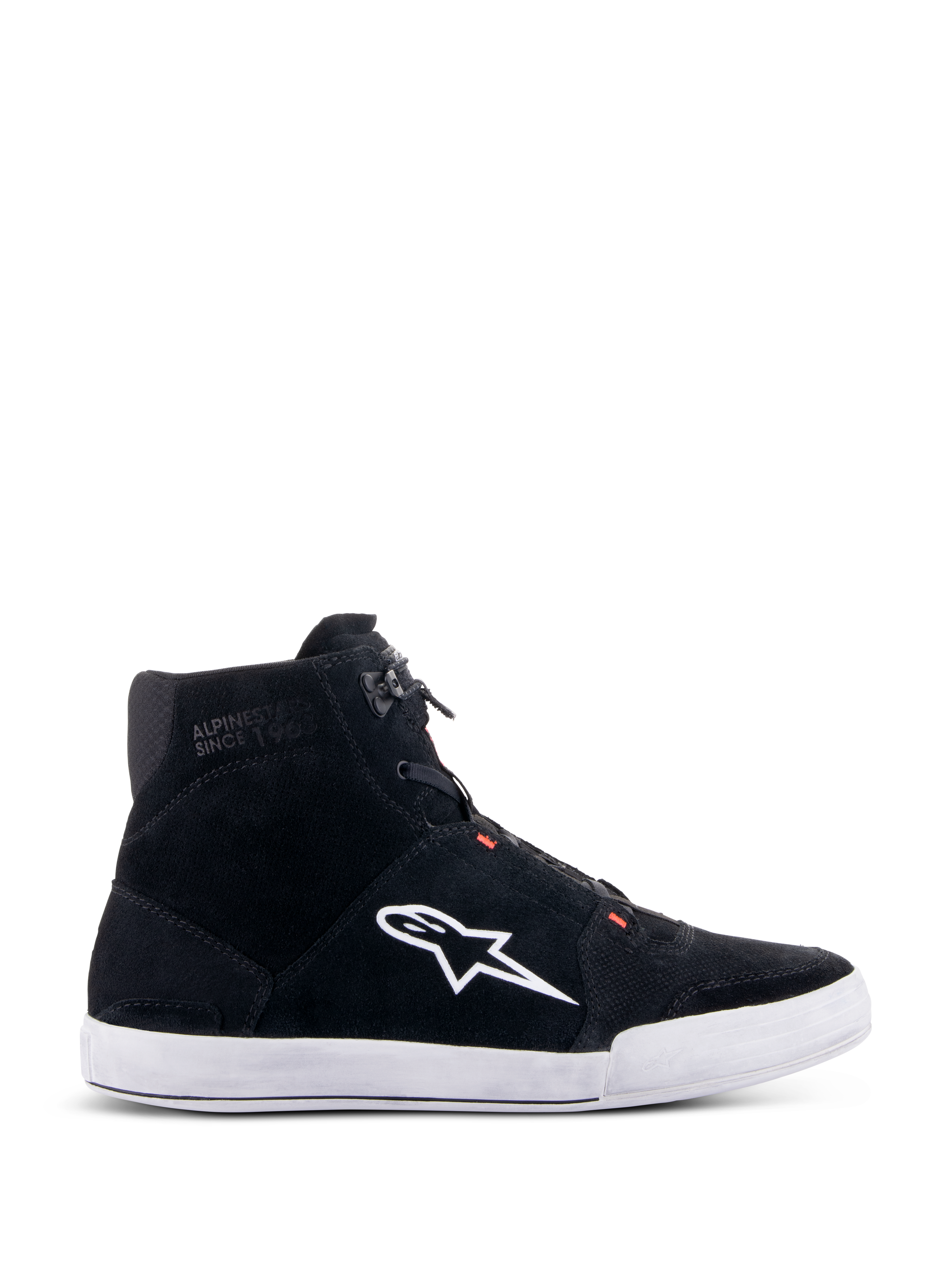 Alpinestars Chrome Shoes, urbana MC-skor, svarta och vita med detaljer i röd fluo, sidoprofil med konstruktion i splitmocka, stor vit A-star-logotyp, vit gummisula, avslappnad sneaker-inspirerad silhuett för MC-pendling