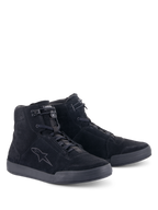 Alpinestars Chrome Shoes, urbana motorcykelskor, Black Black, hög konstruktion i splitmocka, med en ton-i-ton stjärnlogotyp på sidan, snörning fram med elastisk stängning upptill och en platt gummisula för en avslappnad urban stil.