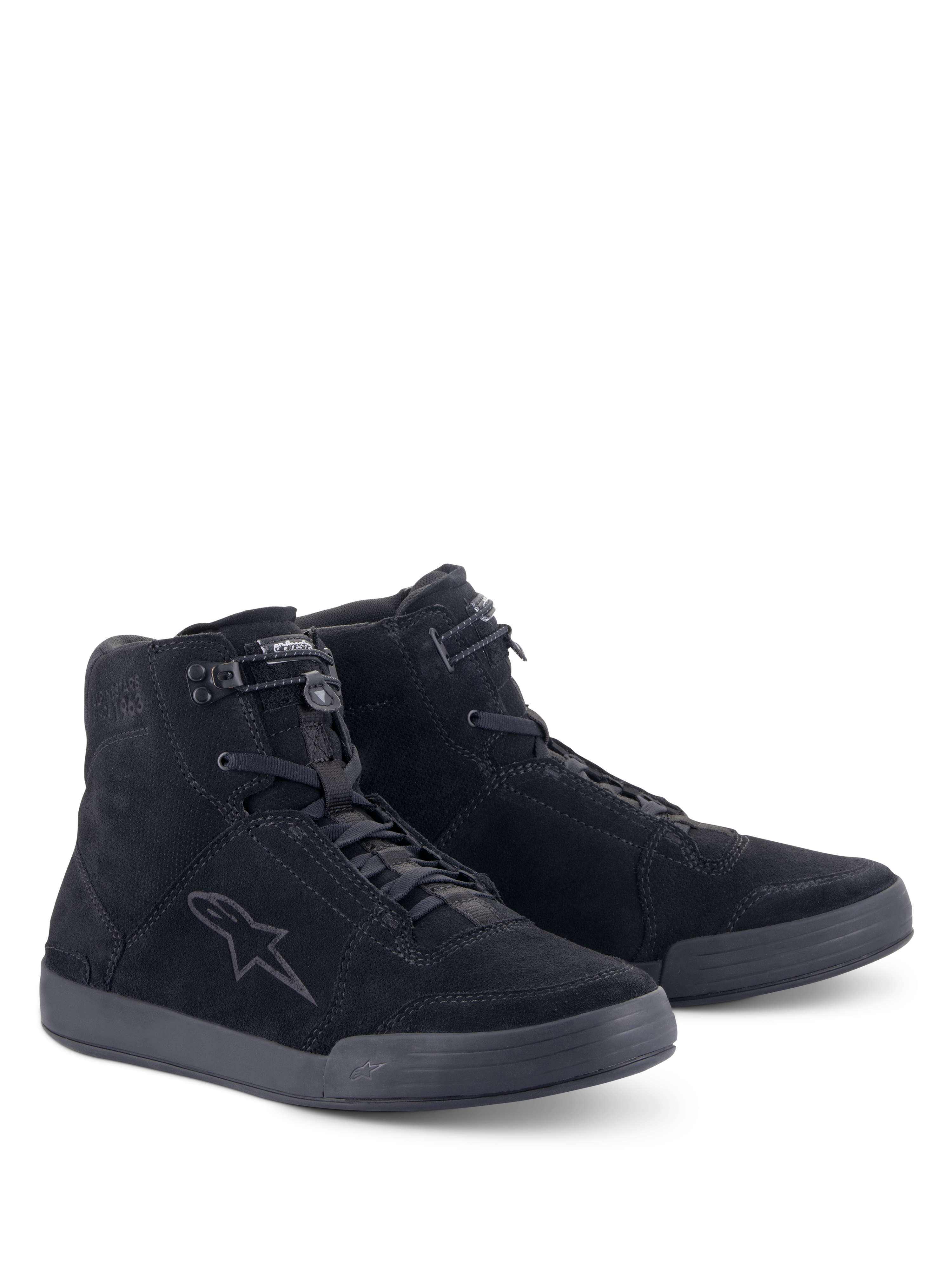Alpinestars Chrome Shoes, urbana motorcykelskor, Black Black, hög konstruktion i splitmocka, med en ton-i-ton stjärnlogotyp på sidan, snörning fram med elastisk stängning upptill och en platt gummisula för en avslappnad urban stil.