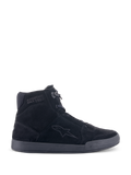 Alpinestars Chrome Shoes, urbana MC-skor, svart/svart, hög sneakers-silhuett i splitmocka, med stjärnlogotyp på sidan och ”Since 1963”-text vid ankeln, avslappnad streetwear-design med platt gummisula