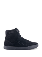 Alpinestars Chrome Shoes, urbana MC-skor, svart/svart, hög sneakers-silhuett i splitmocka, med stjärnlogotyp på sidan och ”Since 1963”-text vid ankeln, avslappnad streetwear-design med platt gummisula