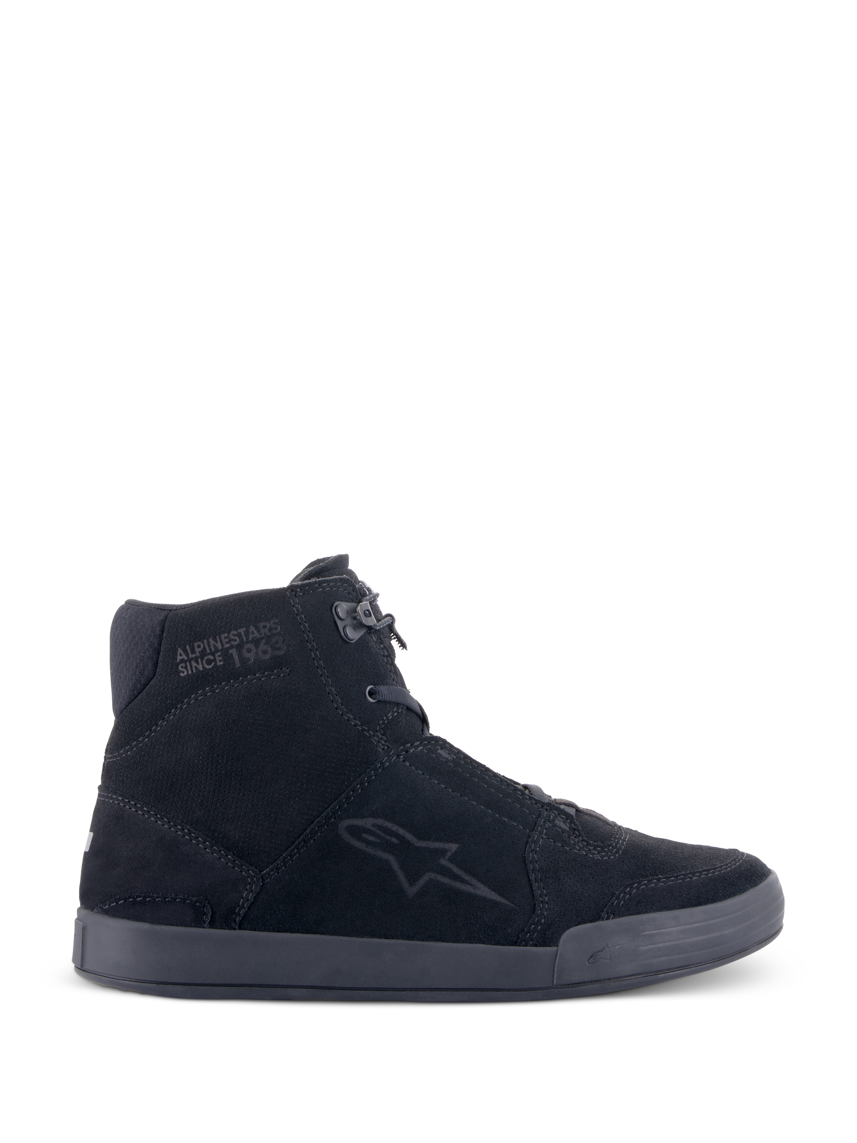 Alpinestars Chrome Shoes, urbana MC-skor, svart/svart, hög sneakers-silhuett i splitmocka, med stjärnlogotyp på sidan och ”Since 1963”-text vid ankeln, avslappnad streetwear-design med platt gummisula
