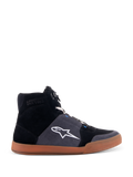 Alpinestars Chrome Shoes, höga MC-sneakers, ovandel i svart och asfaltsgrå mocka, brun gummisula, vit stjärnlogotyp på sidan, vita skosnören, avslappnad urban stil med integrerade skyddsfunktioner