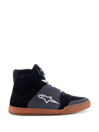 Alpinestars Chrome Shoes, höga MC-sneakers, ovandel i svart och asfaltsgrå mocka, brun gummisula, vit stjärnlogotyp på sidan, vita skosnören, avslappnad urban stil med integrerade skyddsfunktioner