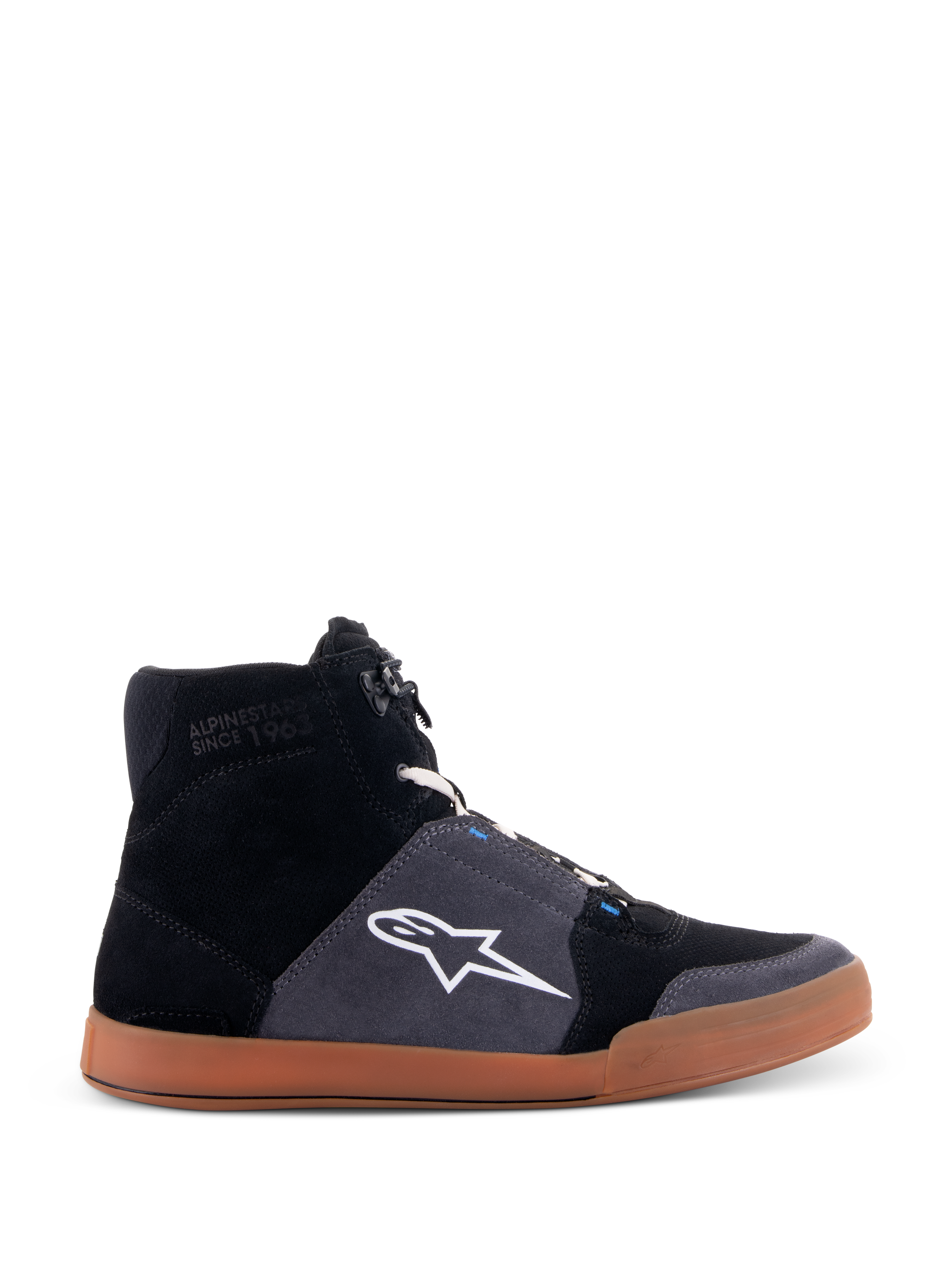 Alpinestars Chrome Shoes, höga MC-sneakers, ovandel i svart och asfaltsgrå mocka, brun gummisula, vit stjärnlogotyp på sidan, vita skosnören, avslappnad urban stil med integrerade skyddsfunktioner
