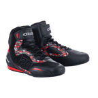 Alpinestars FQ20 Faster-3 Rideknit®-skor, motorcykelskor, svarta och ljusröda, med röda och vita grafiska mönster och Fabio Quartararos nummer 20, konstruktion i stickad mesh och mikrofiber, Alpinestars-logotyp på vristremmen, sportig urban design för vägkörning