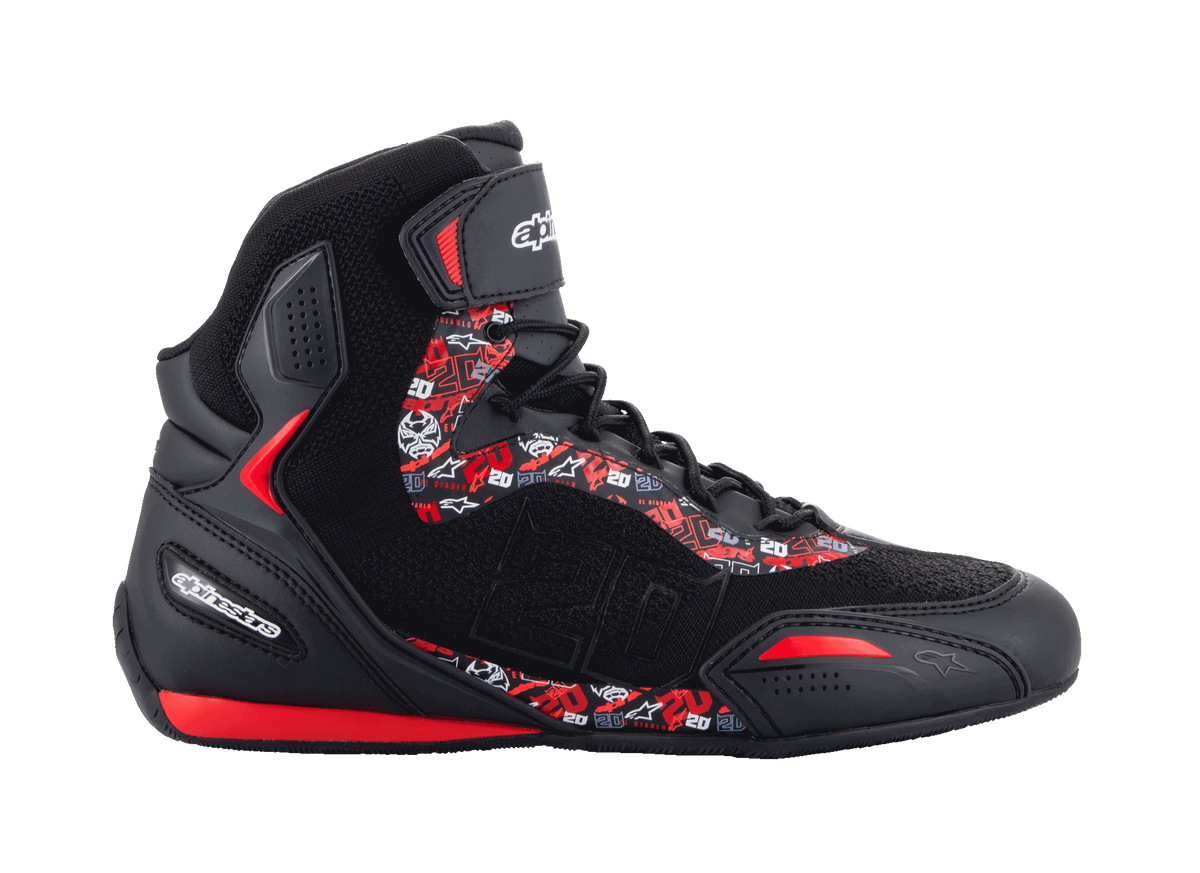 Alpinestars FQ20 Faster-3 Rideknit-skor, svarta höga motorcykelskor med klarröda och vita grafiska detaljer, med Fabio Quartararo-logotyper och mönster, ovandel i stickad mesh med snörning och ankelrem, sportig gummisula med röda detaljer, stilren racinginspirerad design
