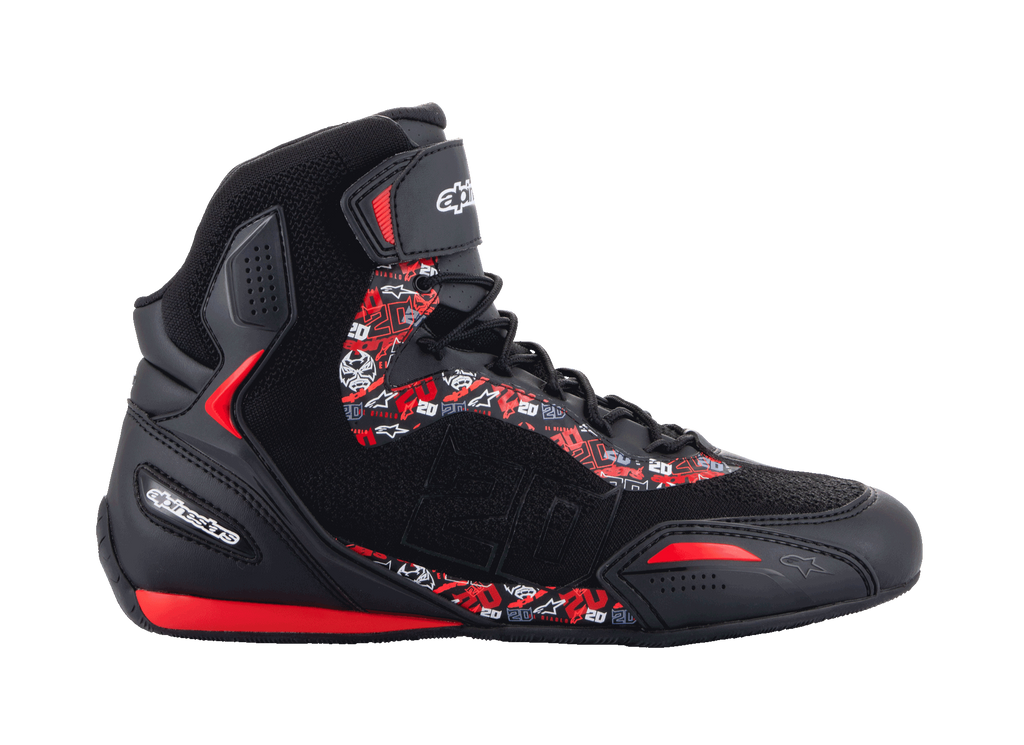 Alpinestars FQ20 Faster-3 Rideknit-skor, svarta höga motorcykelskor med klarröda och vita grafiska detaljer, med Fabio Quartararo-logotyper och mönster, ovandel i stickad mesh med snörning och ankelrem, sportig gummisula med röda detaljer, stilren racinginspirerad design