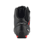 Alpinestars FQ20 Faster-3 Rideknit®-skor, svarta och klarröda, vy bakifrån som framhäver den konturerade hälkappan, reflexremsa och vadderad ankelkrage, tekniska motorcykelskor