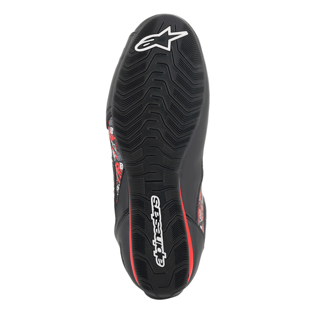 Alpinestars FQ20 Faster-3 Rideknit®-skor, undersida av den mönstrade gummisulan, svart med vita Alpinestars-logotyper och röda detaljer, designad för grepp och stabilitet på motorcykelns reglage