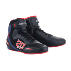 Alpinestars FQ20 Faster-3 Rideknit®-skor, motorcykelskor, svarta med klarröda och blå detaljer, med en framträdande "20"-grafik på sidan, ventilerande Rideknit-meshpaneler, snörning med kardborreband och en sportig racinginspirerad design.