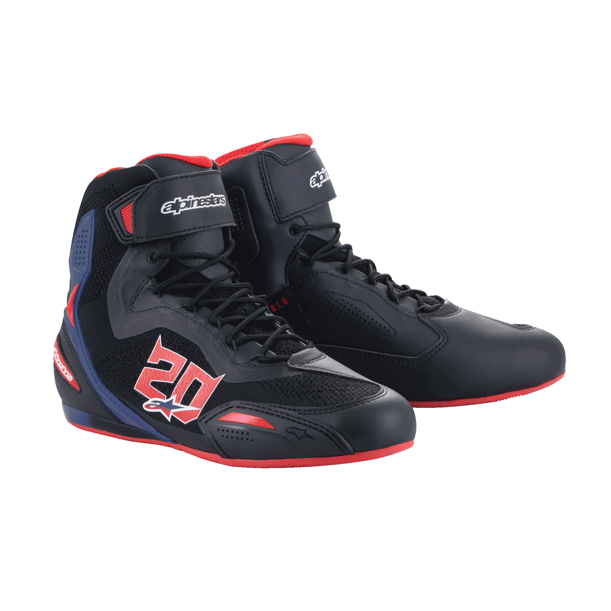 Alpinestars FQ20 Faster-3 Rideknit®-skor, motorcykelskor, svarta med klarröda och blå detaljer, med en framträdande "20"-grafik på sidan, ventilerande Rideknit-meshpaneler, snörning med kardborreband och en sportig racinginspirerad design.