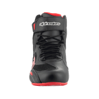 Alpinestars FQ20 Faster-3 Rideknit®-skor, motorcykelskor, svarta och klarröda, vy framifrån som visar snörning och kardborreband upptill med Alpinestars-logotyp, teknisk mikrofiber och ventilerande stickad konstruktion.