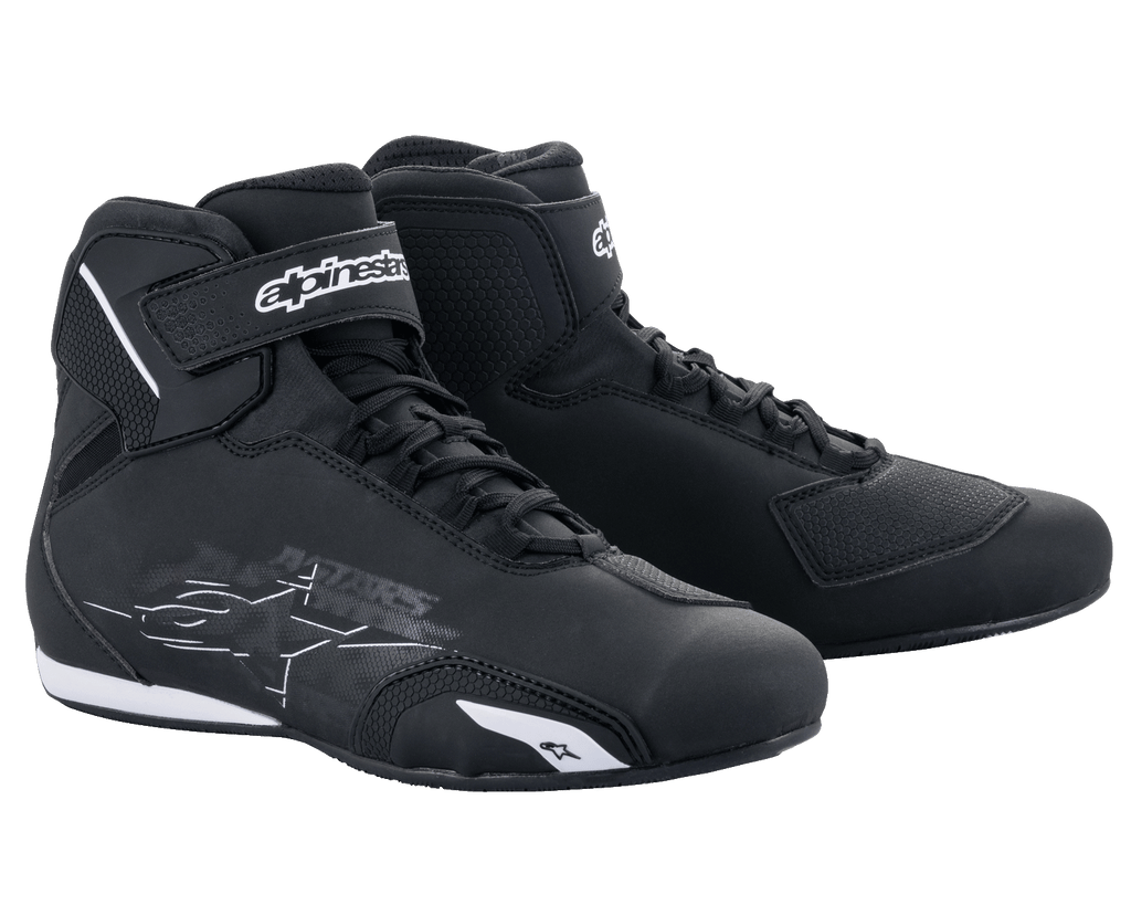 Alpinestars Sektor-skor, motorcykelskor, svarta och vita, med snabbsnörningssystem och kardborreband vid ankeln, slimmad ovandel i mikrofiber med skyddande förstärkningar, prestandaskor för vägkörning