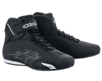 Alpinestars Sektor-skor, motorcykelskor, svarta och vita, med snabbsnörningssystem och kardborreband vid ankeln, slimmad ovandel i mikrofiber med skyddande förstärkningar, prestandaskor för vägkörning