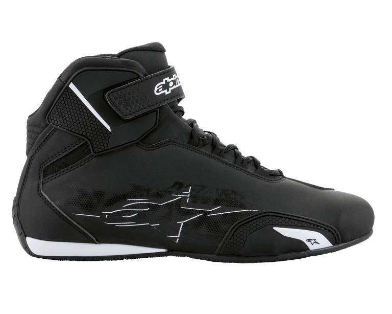 Alpinestars Sektor-skor, motorskor för motorcykel, svarta och vita, sidoprofil med ovandel i lätt mikrofiber, snabbsnörningssystem och kardborreband vid fotleden med vit logotyp, slimmad skyddande design för vägkörning