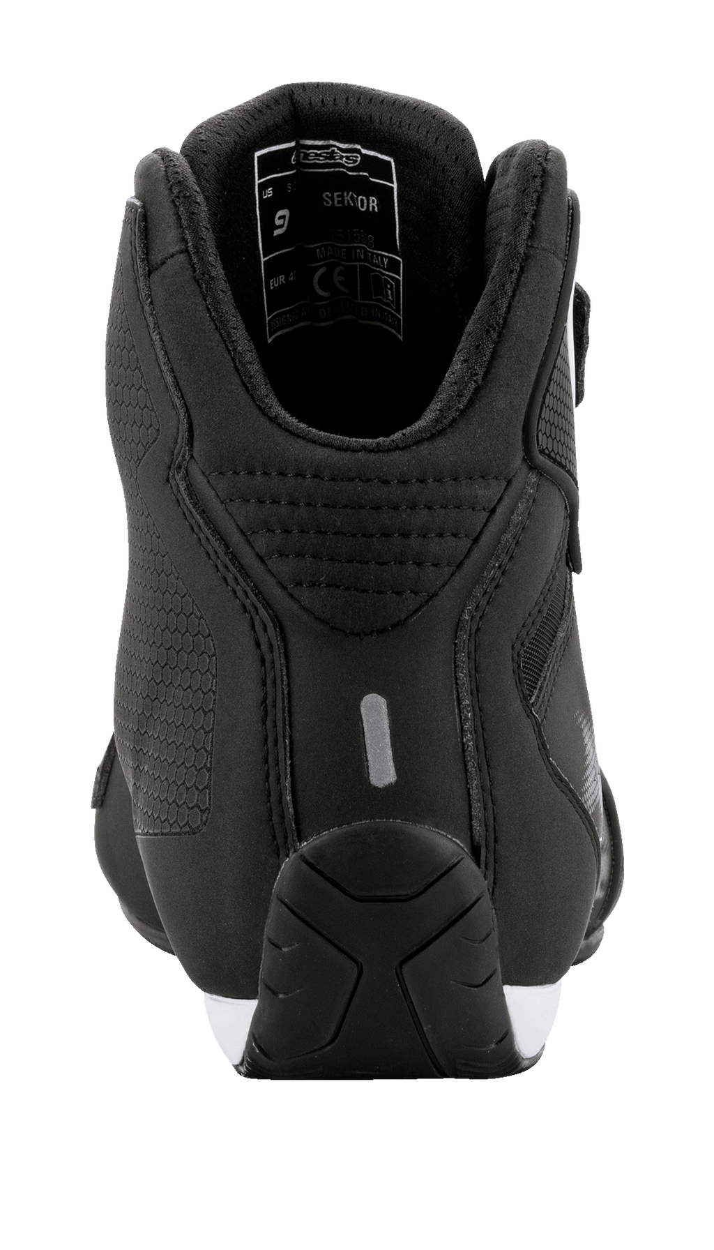 Alpinestars Sektor-skor, vy bakifrån, svarta med vita detaljer, med lätt mikrofiberkonstruktion, en reflekterande hälflik och vadderad ankelkrage, slimmade motorsportinspirerade motorskor