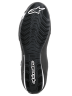 Alpinestars Sektor-skor, motorskor, svarta och vita, undersida av den texturerade gummisulan med vågformigt mönster, med vit Alpinestars-logotyp och stjärnsymbol.