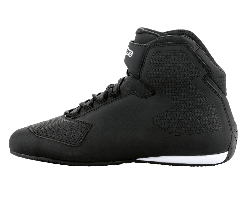 Alpinestars Sektor Shoes, svarta och vita motorcykelskor, hög modell, snabbsnörningssystem med ankelrem, chassi i texturerad mikrofiber, vit suldetalj vid hälen, smidiga skyddsskor för vägkörning