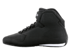 Alpinestars Sektor Shoes, svarta och vita motorcykelskor, hög modell, snabbsnörningssystem med ankelrem, chassi i texturerad mikrofiber, vit suldetalj vid hälen, smidiga skyddsskor för vägkörning