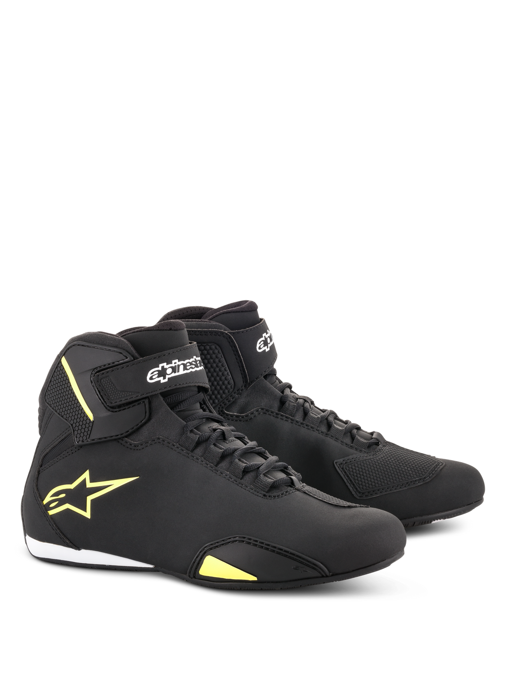 Alpinestars Sektor-skor, motorcykelskor, svarta och fluorescerande gula, halvhög design med snabbsnörning och kardborreband vid ankeln, gul Alpinestars-logotyp på sidan, lätt mikrofiberkonstruktion