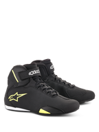 Alpinestars Sektor-skor, motorcykelskor, svarta och fluorescerande gula, halvhög design med snabbsnörning och kardborreband vid ankeln, gul Alpinestars-logotyp på sidan, lätt mikrofiberkonstruktion
