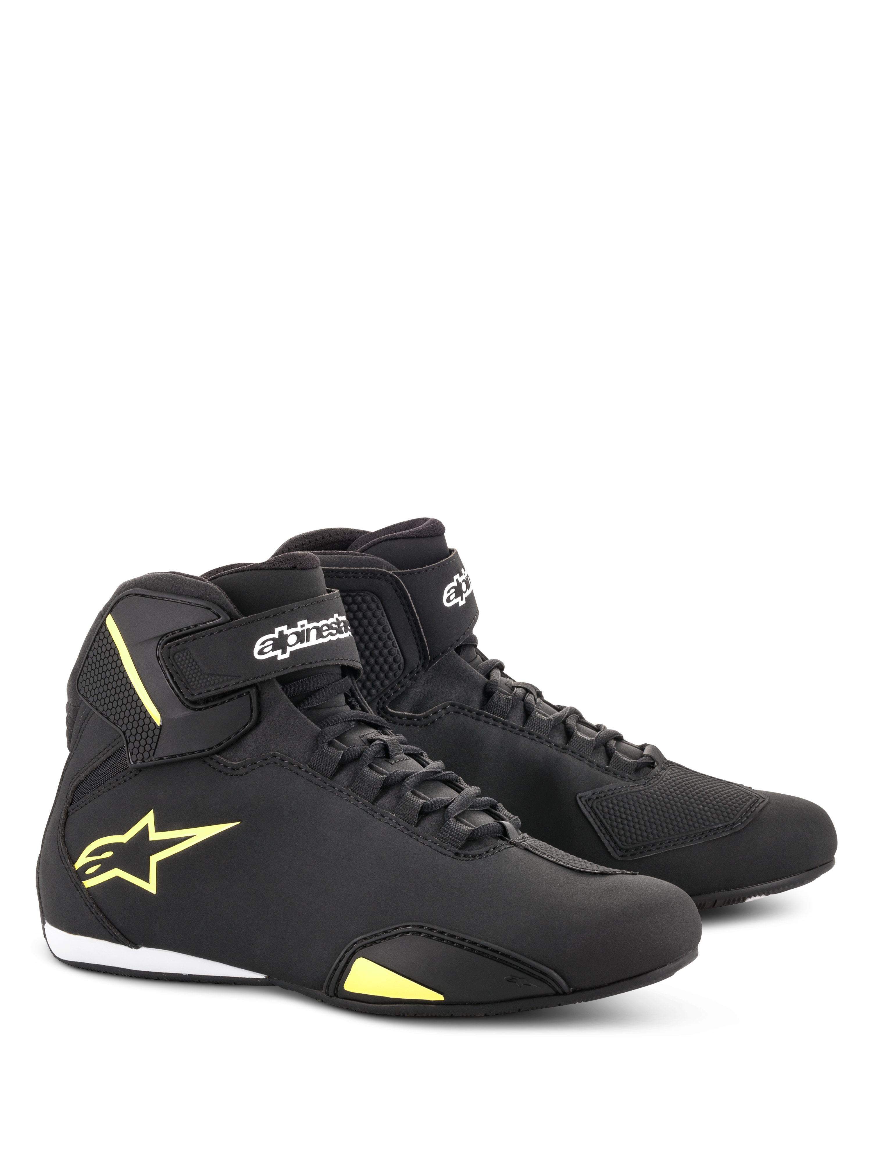 Alpinestars Sektor-skor, motorcykelskor, svarta och fluorescerande gula, halvhög design med snabbsnörning och kardborreband vid ankeln, gul Alpinestars-logotyp på sidan, lätt mikrofiberkonstruktion