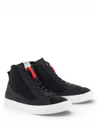 Alpinestars Stated skor, urbana motorcykelsneakers för herr, svarta och vita, nubuck och mocka i retro skate-stil, vulkaniserad sula, CE-certifierade.