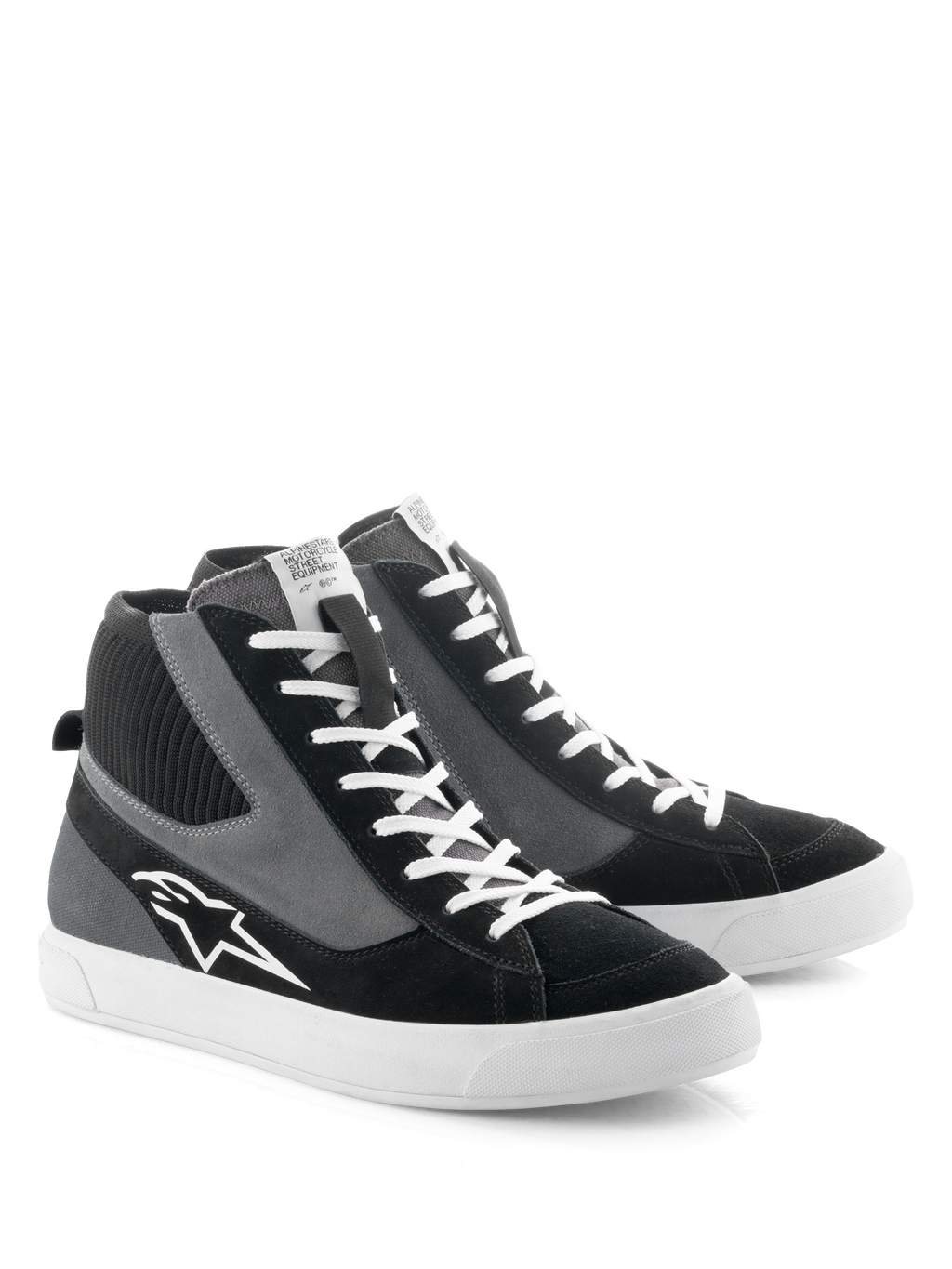 Alpinestars Stated Shoes, motorcykelskor, svart, grå och vit, retro skate-inspirerad high-top-design med vita skosnören och vulkaniserad gummisula, med Alpinestars-logotyp på sidan och en blandning av mocka- och canvasmaterial.