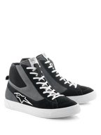 Alpinestars Stated Shoes, motorcykelskor, svart, grå och vit, retro skate-inspirerad high-top-design med vita skosnören och vulkaniserad gummisula, med Alpinestars-logotyp på sidan och en blandning av mocka- och canvasmaterial.