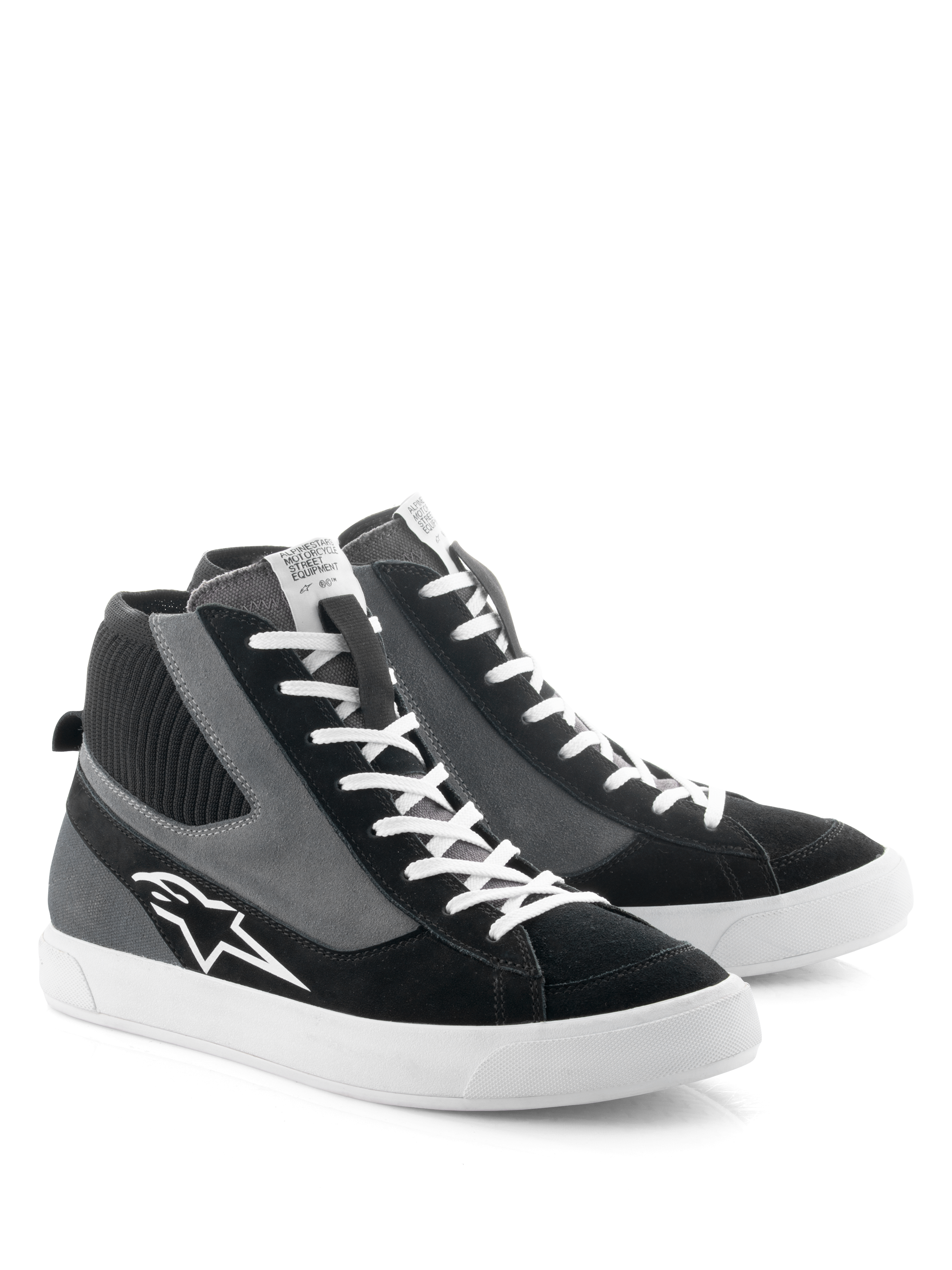 Alpinestars Stated Shoes, motorcykelskor, svart, grå och vit, retro skate-inspirerad high-top-design med vita skosnören och vulkaniserad gummisula, med Alpinestars-logotyp på sidan och en blandning av mocka- och canvasmaterial.