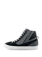 Alpinestars Stated-skor, svarta, grå och vita urbana motorcykelskor, sidoprofil med high-top sneakerdesign, dragkedja på sidan, vit vulkaniserad sula och texten "ONE GOAL. ONE VISION"