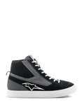 Alpinestars Stated Shoes, höga motorcykelskor, svarta, grå och vita, med vit stjärnlogotyp, vit vulkaniserad gummisula, ribbstickad ankelkrage och vita skosnören, urban streetstyle