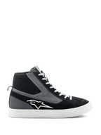 Alpinestars Stated Shoes, höga motorcykelskor, svarta, grå och vita, med vit stjärnlogotyp, vit vulkaniserad gummisula, ribbstickad ankelkrage och vita skosnören, urban streetstyle
