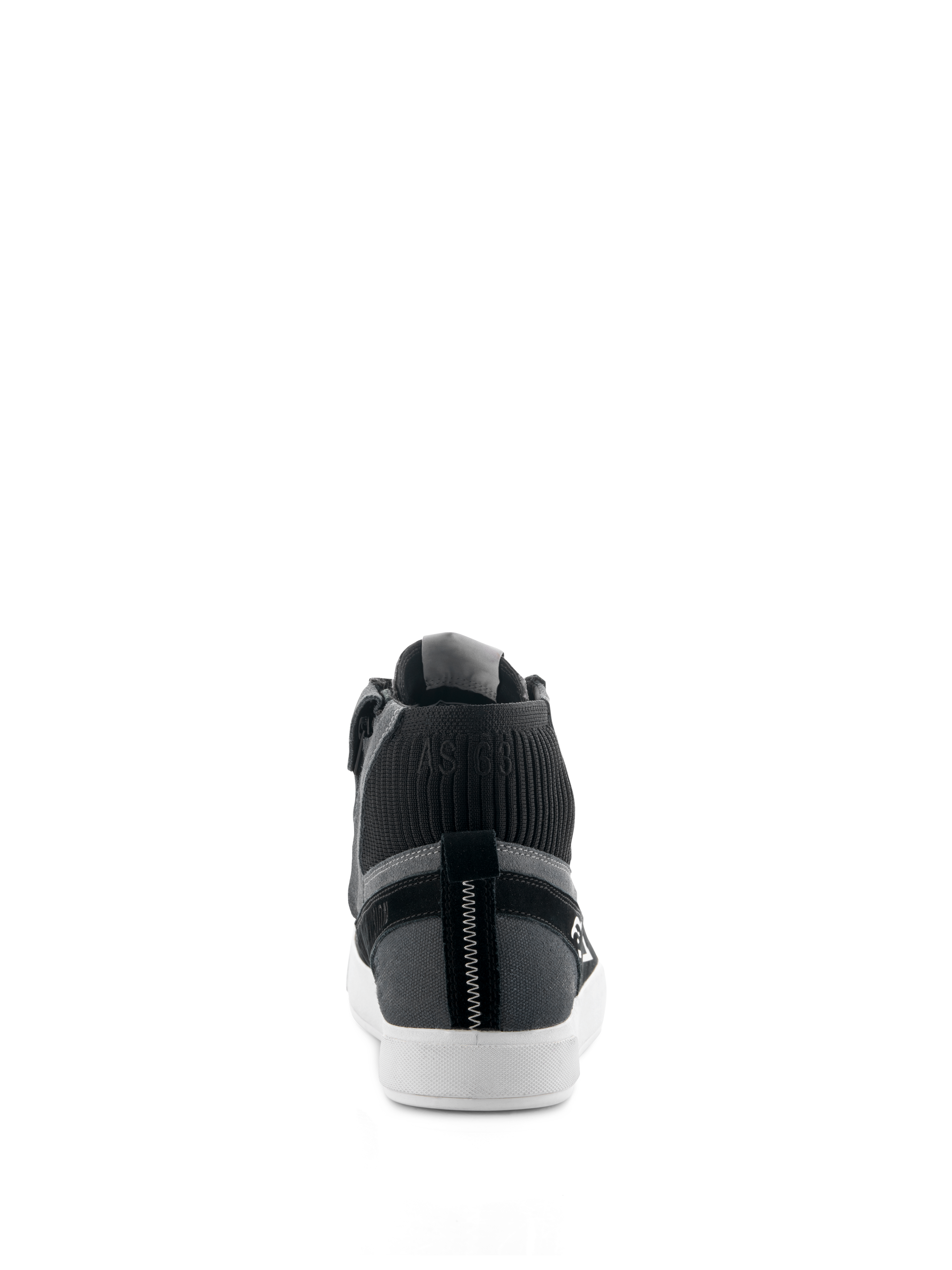 Alpinestars Stated-skor, urbana motorcykelskor, Black Gray White, baksida med vit vulkaniserad sula, ovandel i grå mocka och canvas, svart stickad ankelkrage med "AST63"-logotyp och vertikal vit sicksacksöm på hälen.