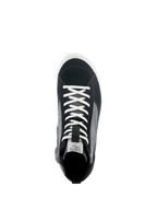 Alpinestars Stated Shoes, vy uppifrån av svart, grå och vit motorcykelsneaker, vita skosnören, ovandel i delad mocka och canvas, vit vulkaniserad sula, urbana körskor