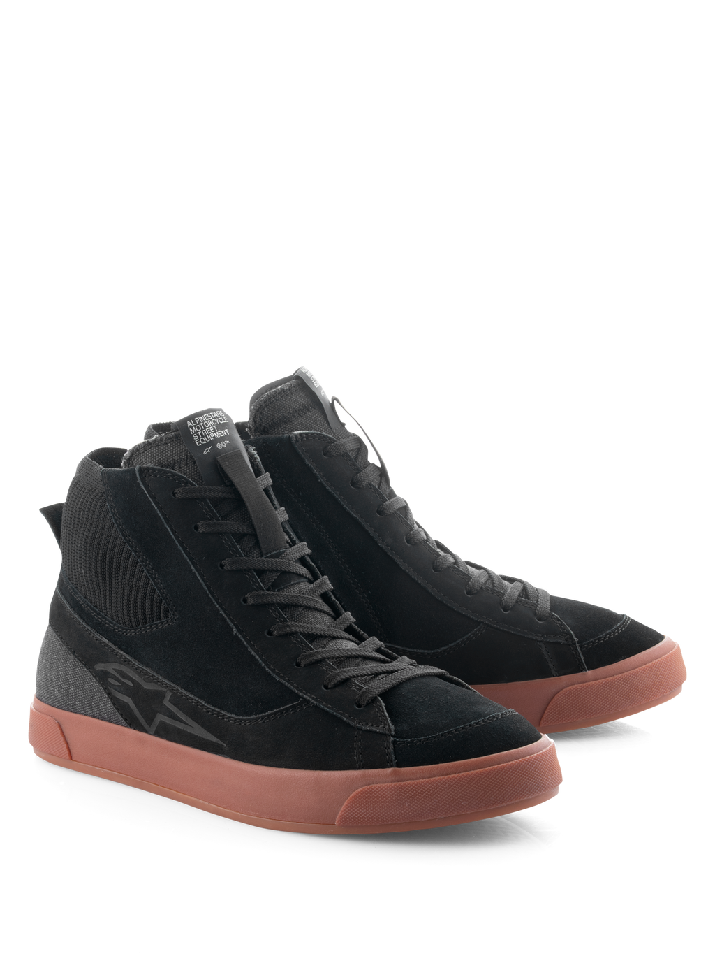 Alpinestars Stated Shoes, urbana mc-skor, svarta med brun gummisula, high-top-siluett med ovandel i svart mocka och canvas, retro skatestilsinspirerad design för gatu- och vägbruk
