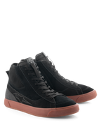 Alpinestars Stated Shoes, urbana mc-skor, svarta med brun gummisula, high-top-siluett med ovandel i svart mocka och canvas, retro skatestilsinspirerad design för gatu- och vägbruk