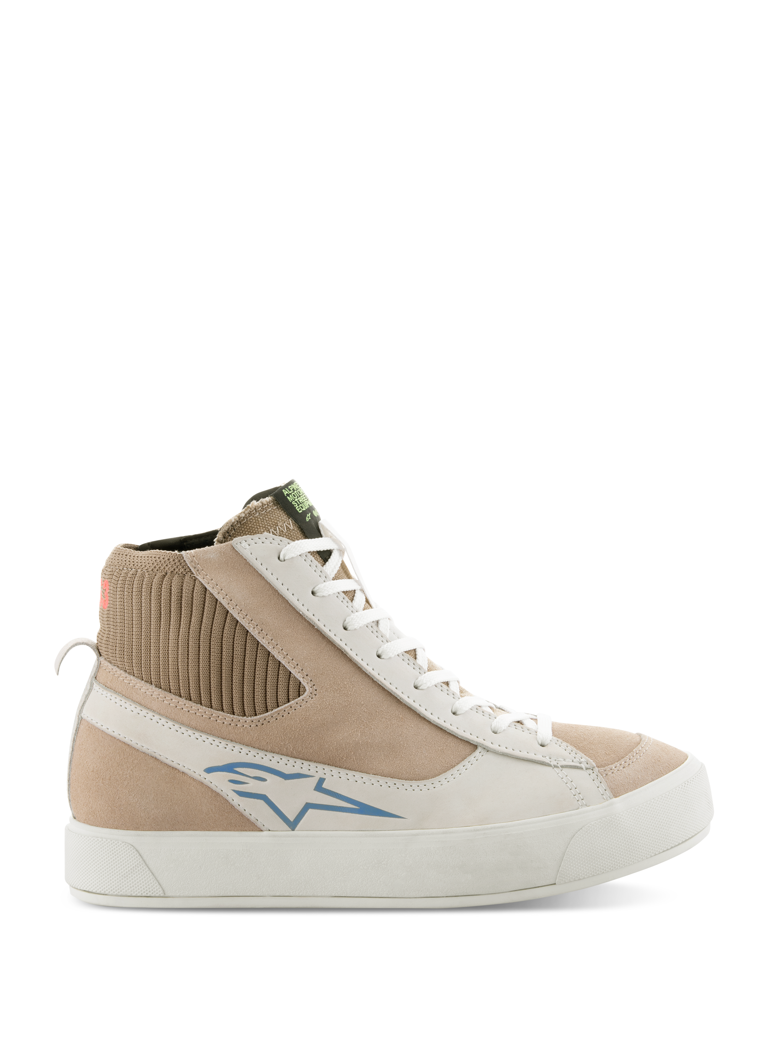 Alpinestars Stella Stated Podium-skor, höga mc-sneakers för dam, vita och ljusgrå, ovandel i beige mocka och läder, blå Alpinestars-logotyp, ribbstickad ankelkrage, tjock vit vulkaniserad sula, retro skatestil
