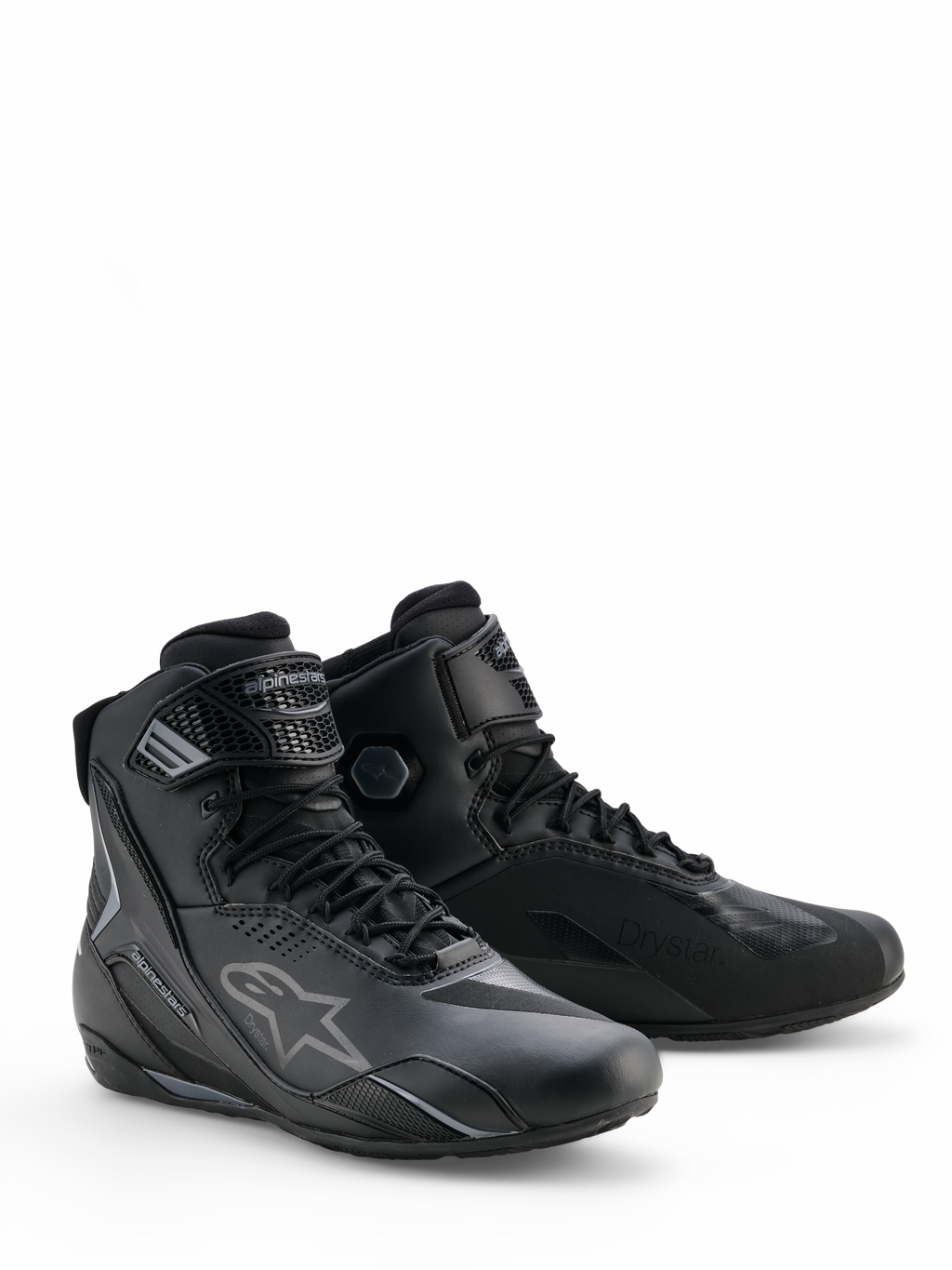 Alpinestars Faster-4 Drystar®-skor, motorcykelskor i Black Cool Gray, high-top-modell med snörning och justerbart ankelband, med den ikoniska stjärnlogotypen och Drystar-märkning, slitstarka och vattentäta sportskor