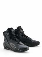 Alpinestars Faster-4 Drystar®-skor, motorcykelskor i Black Cool Gray, high-top-modell med snörning och justerbart ankelband, med den ikoniska stjärnlogotypen och Drystar-märkning, slitstarka och vattentäta sportskor