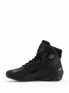 Alpinestars Faster-4 Drystar® skor, motorcykelskor, Black Cool Gray, profilvy från sidan med sömlös mikrofiberkonstruktion, vattentät Drystar-märkning, snörning med ankelrem och integrerad skyddande ankelstruktur.